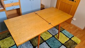Starý jedálenský stôl