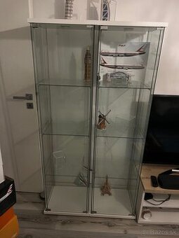 Sklenená vitrína IKEA Detolf