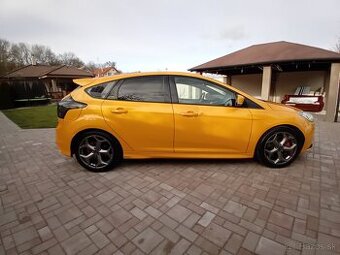 FORD FOCUS ST 2.0i 12/2012 do NEDELE za   9300 ,-EUR