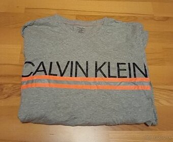 Calvin Klein šedé