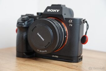 Sony Alpha A7 II objektiv Samyang AF 35mm f/2.8 9000 záberov