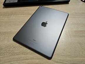 Ipad 9 64gb ma len bezne znamky pouzivania ale ziadne praskl