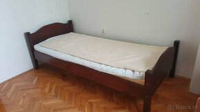 Drevená posteľ