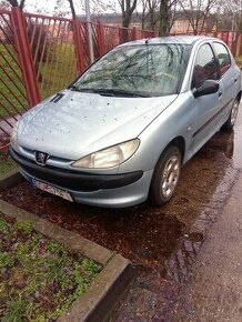 Peugeot 206 na jazdenie alebo na náhradné diely - 1