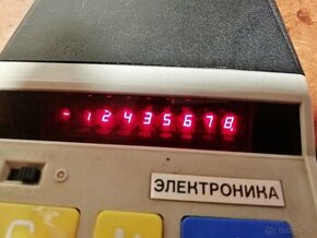 Funkční kalkulačka ELEKTRONIKA z roku 1979