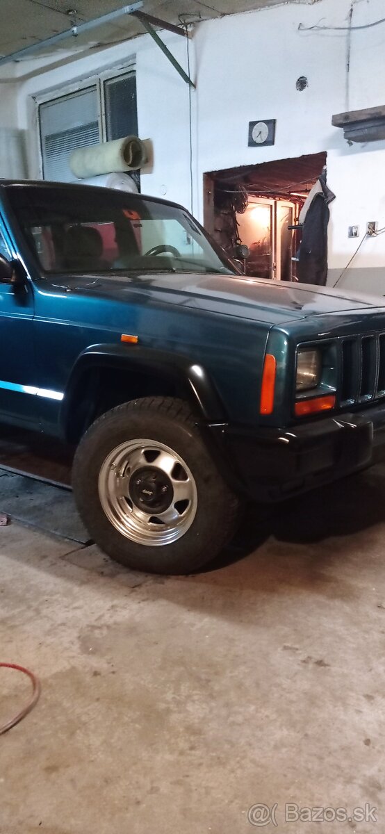 Predám jeep Cherokee xj