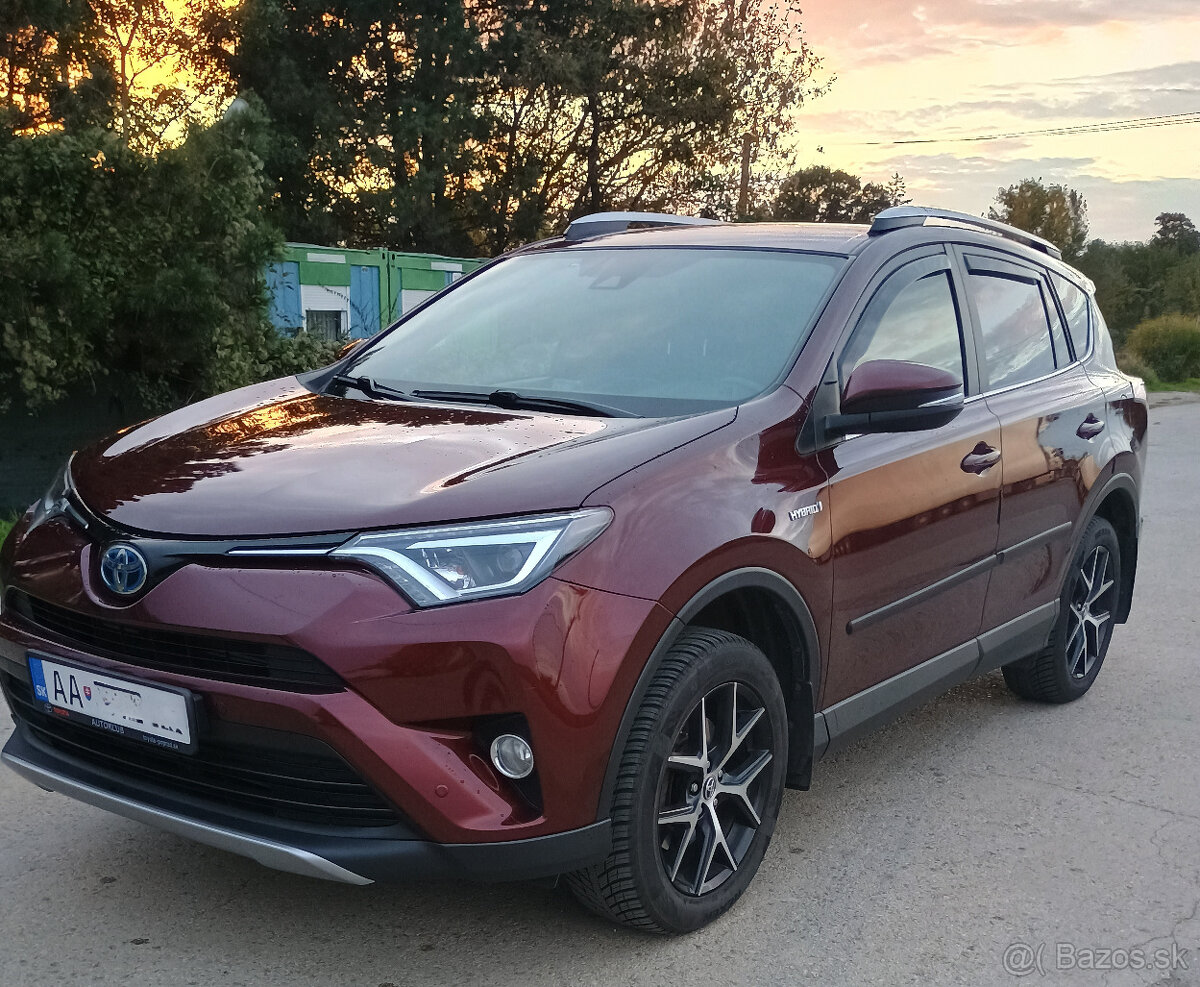 Predám Toyota rav4 hybrid 2017 AWD