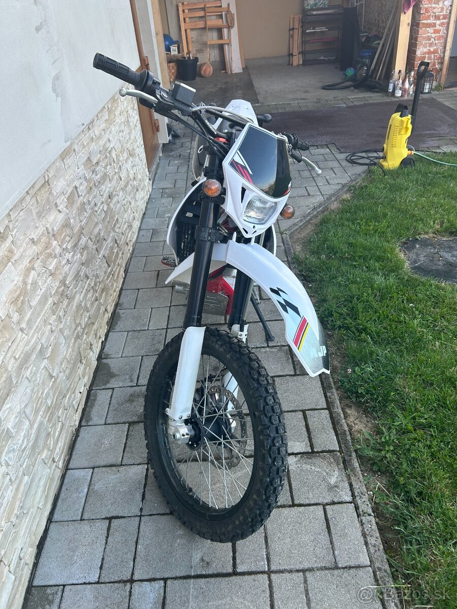 AJP PR3 125 Supermoto