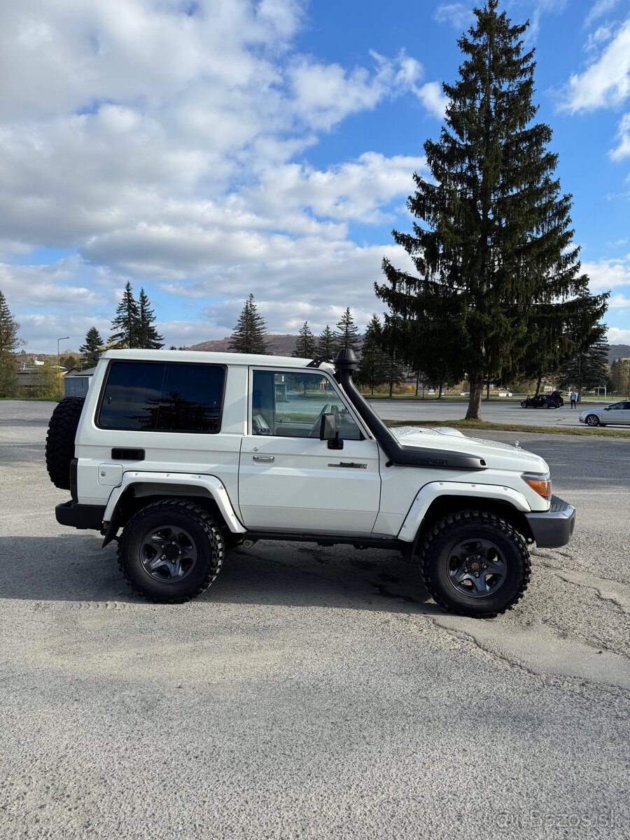 Toyota Land Cruiser HZJ 71