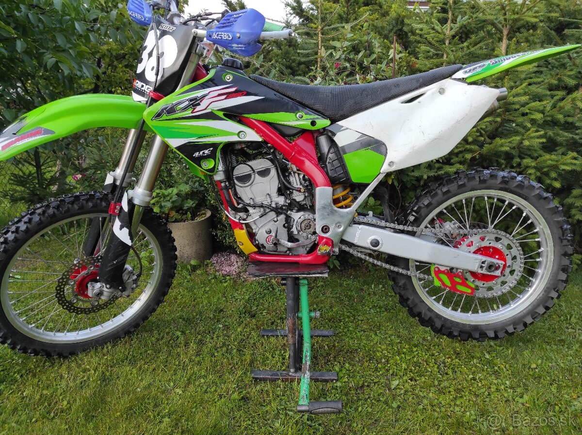 Predám Kawasaki kxf 250 (full akrapovič) stojan a oblečenie