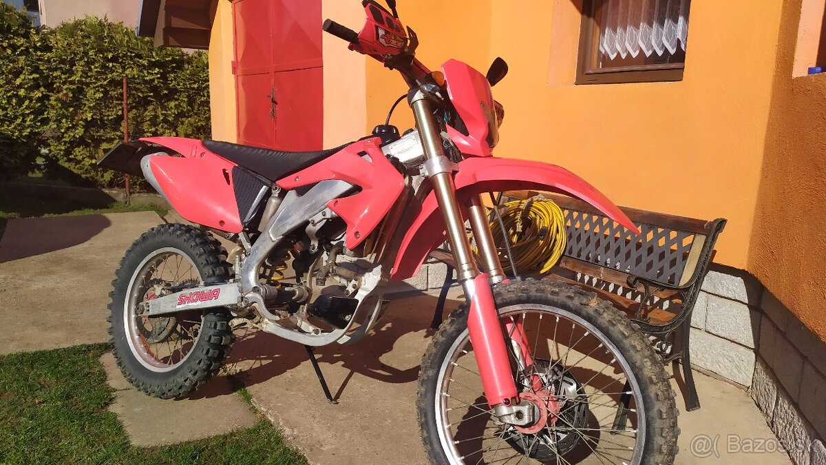 Predám Hondu crf 450 r, Moto má ŠPZ.