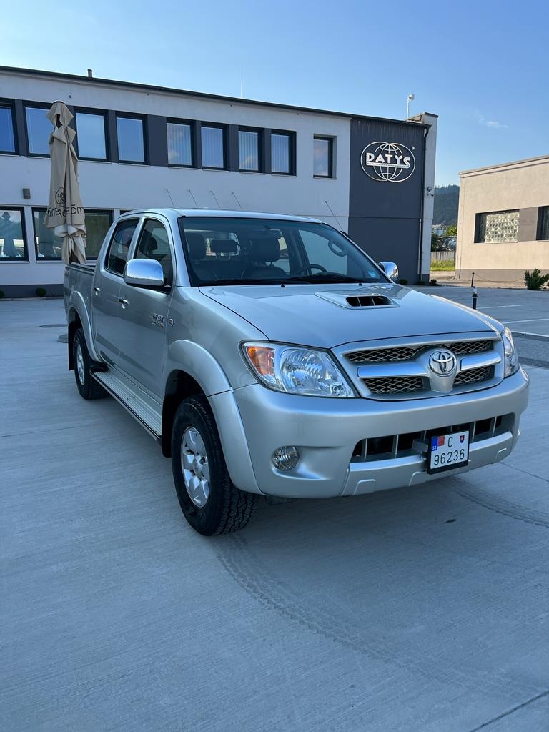 Predam toyotu hilux 3.0 diesel