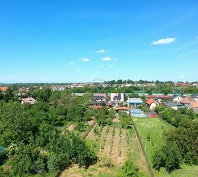 REMAX ponúka na predaj rodinný dom s veľkým pozemkom v obci  - 20