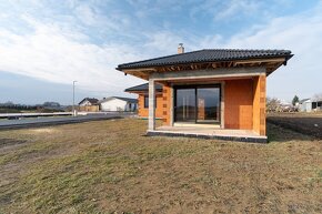 NA PREDAJ 4 IZBOVÝ BUNGALOV S KRÁSNYM POZEMKOM | 588m² | PER - 20