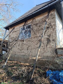 Letná kuchyňa s veľkým pozemkom a starým domom. - 20