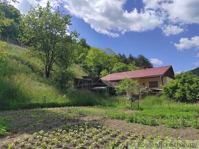 Rodinný dom s veľkou záhradou v malebnej dedinke Dobroč - 20