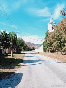 3 gazdovské domy, pozemok 1539 m2 - HOSŤOVCE, Ke okolie - 20