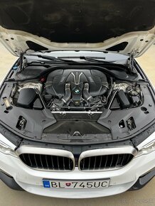 BMW M550i xDrive - 20