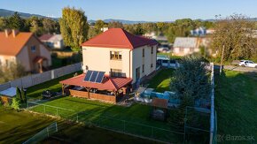 Moderný rodinný dom Prievidza, rozsiahly pozemok, bazén - 20