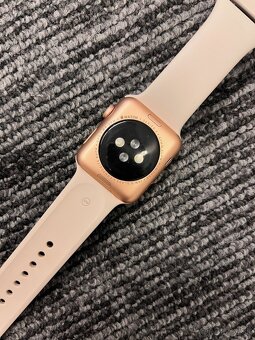 Apple Watch Series 3 Gold Aluminium | 42 mm | 84% batéria - 2