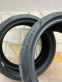 Pirelli P Zero PZ4 235/35 R19 - 2