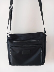 Priestranná crossbody taška - jeden z bežcov odtrhnutý - 2