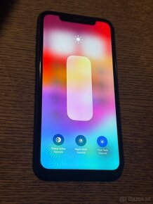 Predám Apple iPhone XR 64GB Black Malé známky opotrebovania - 2