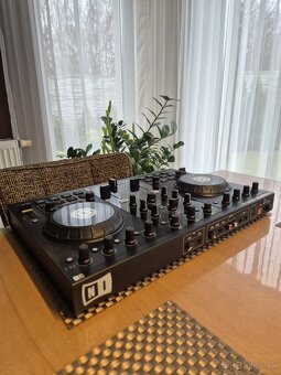 DJ Konzola Traktor Kontrol S2 MK1 v perfektnom stave. - 2