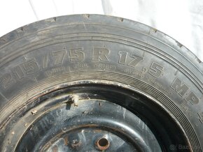 Pneu 215/75 R 17,5 - 2