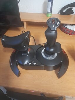 Predám letecky simulátor thrustmaster - 2