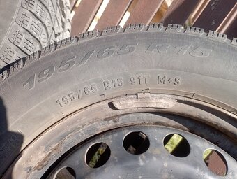 Zimné pneumatiky 195/65 r15 + plechy + puklice + stojan - 2