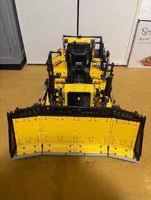 Lego Technic 42131 Buldozér Cat D11 - 2