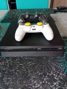 Predám PS4 slim - 2