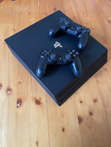 PS4 slim + 2 ovládače - 2