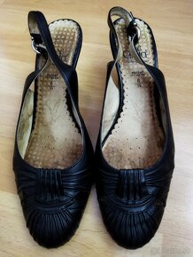 Dámske čierne kožené sandále Caprice č.39 - 2