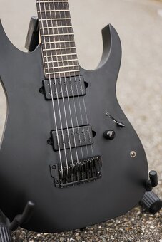 Ibanez RGIXL7 – 7-strunová baritónová gitara
 - 2