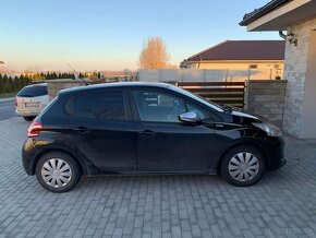 Predam peugeot 208 1,2, benzin , 130 000km - 2