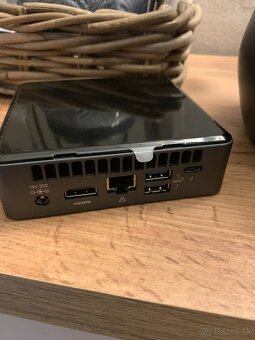 Intel NUC  model NUC8i7BEK - 2