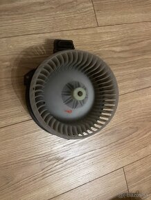 Ventilátor kúrenia Toyota Auris 2010 av272700-515 - 2