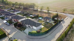 Moderný 4-izbový bungalov s veľkou záhradou na predaj v obci - 2