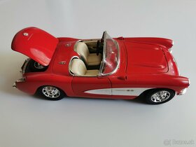 Chevrolet corvette 1957 od Burago - 2