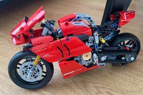 - - - LEGO Technic - Ducati Corse V4 R (42107) - - - - 2