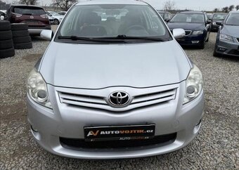 Toyota Auris 1,6 1.MAJITEL ČR 60tKm +ALU benzín manuál 97 kw - 2