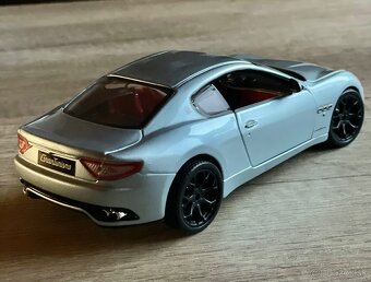 Maserati granturismo 1:24 bburago - 2