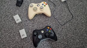 2x joypad na Xbox 360 + nabíjacie batérie + nabíjačka - 2