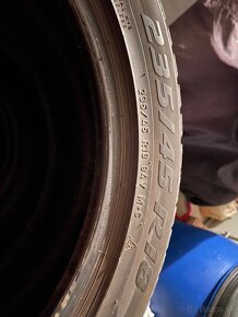 Predám pneu Pirelli SOTTOZERO 3 235/45 r18 - 2