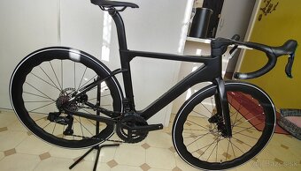 Kompletný karbónový cestný bicykel s elektronickou prehadzov - 2