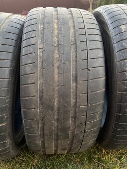 255/40 R19 - 2