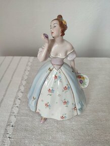 Royal dux žena s kvetinou porcelánová soška - 2