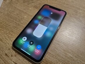 Iphone 11 64gb ma len bezne znamky pouzivania na displeji je - 2